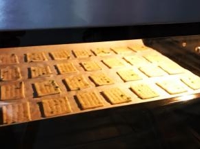 入预热好的烤箱中，上下火170度烘烤10分钟。