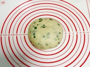 揉成光滑的面团，盖好保鲜膜静置30分钟。