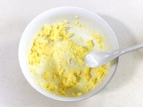 先用电动打蛋器搅打散开，加入盐继续搅打。