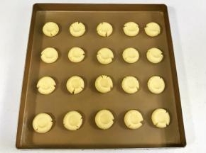 均分成20份，搓成圆球状，用大拇指按扁至微微开裂。