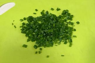 小葱洗净擦干，切碎。