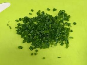 小葱洗净擦干，切碎。