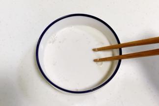 往牛奶中倒入酵母粉搅拌均匀。