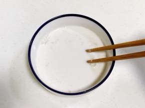 往牛奶中倒入酵母粉搅拌均匀。