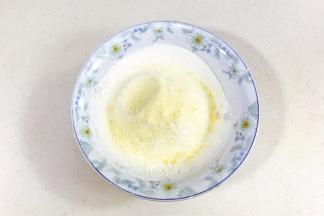 筛入金龙鱼糕点用小麦粉、玉米淀粉和全脂奶粉。