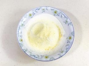 筛入金龙鱼糕点用小麦粉、玉米淀粉和全脂奶粉。