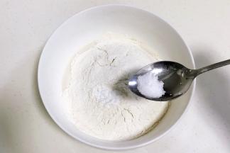 往大碗内加入酵母牛奶液、糕点用小麦粉、小苏打和盐。