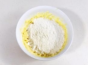 加入各粉类混合，用刮刀先拌拌。