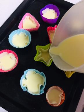 倒入蛋挞液，不要倒的太满，8分满即可。