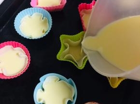 倒入蛋挞液，不要倒的太满，8分满即可。