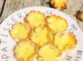 外表酥脆，奶香味儿十足，香嫩幼滑的旺仔脆皮蛋挞就做好了！请君品尝。