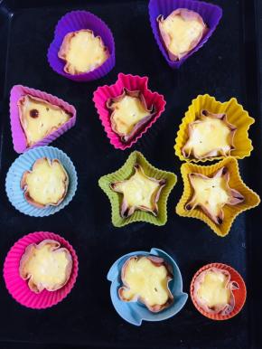 烤好的蛋挞取出来，趁热脱模。