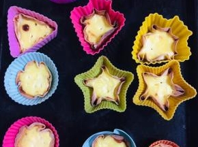 烤好的蛋挞取出来，趁热脱模。