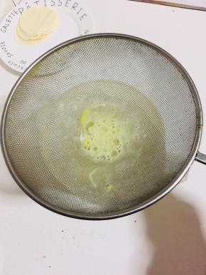 搅拌好后过筛两遍，这样做出来的蛋挞更细腻。