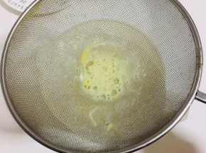 搅拌好后过筛两遍，这样做出来的蛋挞更细腻。