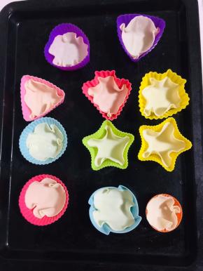 把饺子皮放入硅胶模具中。没有硅胶模具的也可以放入纸杯蛋糕的纸杯中。