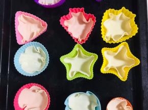 把饺子皮放入硅胶模具中。没有硅胶模具的也可以放入纸杯蛋糕的纸杯中。