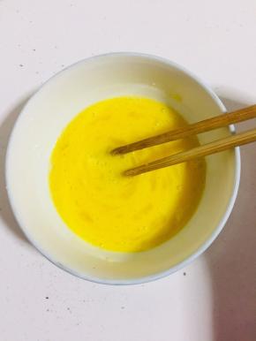 鸡蛋中加入白糖搅拌至白糖融化。