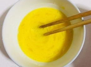 鸡蛋中加入白糖搅拌至白糖融化。