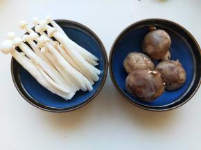 鸡腿菇，香菇清洗干净备用