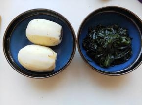 藕，海带苗清洗干净备用