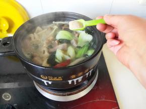 在放入适量胡椒粉就可以关火了