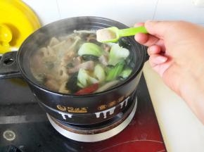 在放入适量胡椒粉就可以关火了