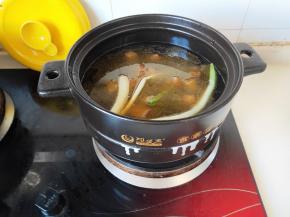 再加入适量的清水。