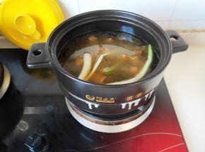 再加入适量的清水。