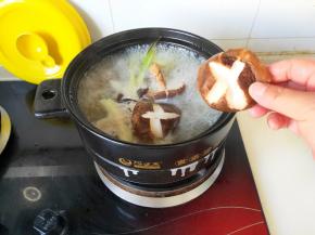 再放入香菇，