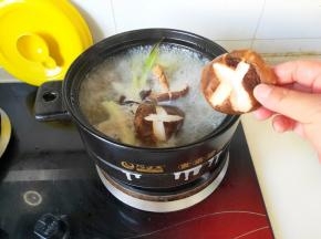 再放入香菇，