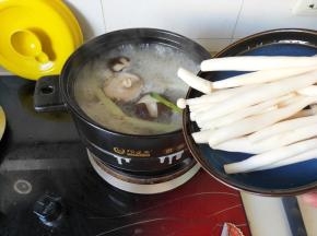 放入鸡腿菇
