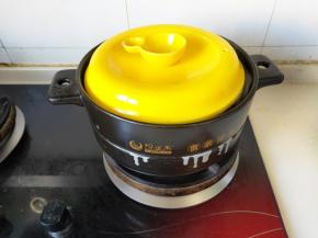盖上砂锅盖小火煮20分钟左右