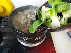 再下入洗净的上海青