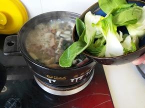 再下入洗净的上海青