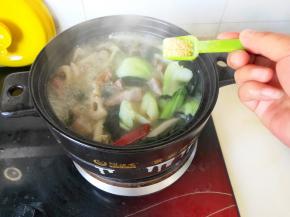 上海青煮熟放入适量的鸡精。