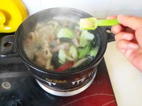 上海青煮熟放入适量的鸡精。