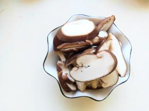 把香菇洗净去除菌根，切片备用。