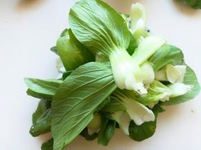 油菜去掉老叶，对半切开洗净控水。
