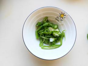 青椒洗净切丝。