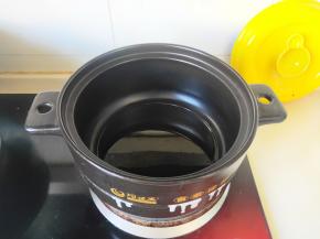 砂锅烧热放入适量的油，