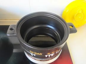 砂锅烧热放入适量的油，
