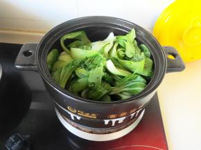 油温升起倒入上海青来回翻炒