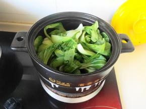油温升起倒入上海青来回翻炒