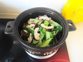 炒至上海青稍微发软，就倒入香菇