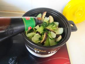 倒入蚝油调味。