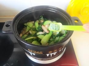 关火加入适量鸡精