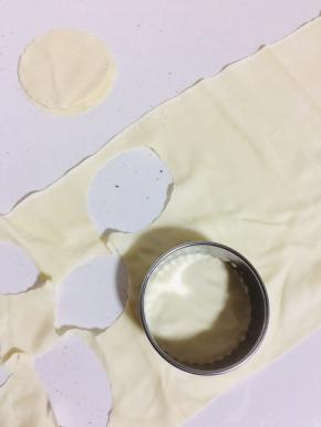 用饺子皮模具在面片上按压成大小合适的饺子皮备用！也可以直接买现成的饺子皮！