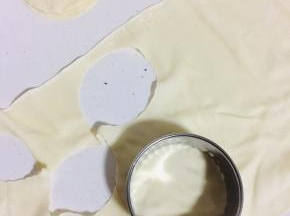 用饺子皮模具在面片上按压成大小合适的饺子皮备用！也可以直接买现成的饺子皮！