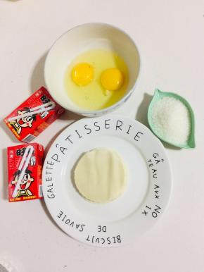 准备好所需的材料：

鸡蛋2个，白糖2勺，旺仔牛奶250毫升，饺子皮适量。